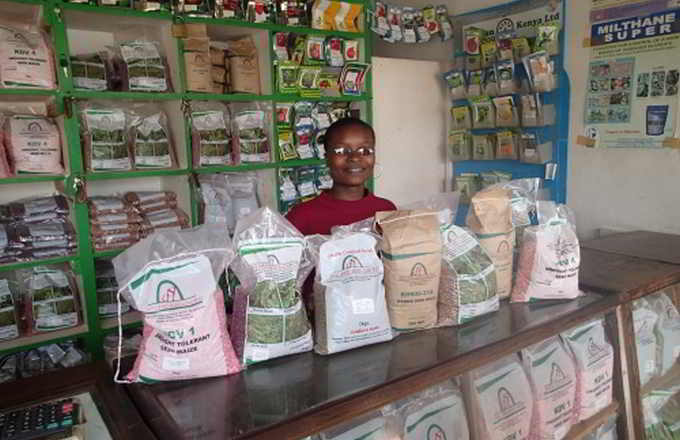 Un vendeur d’intrants agricoles au Kenya (Photo credit: AGRA)