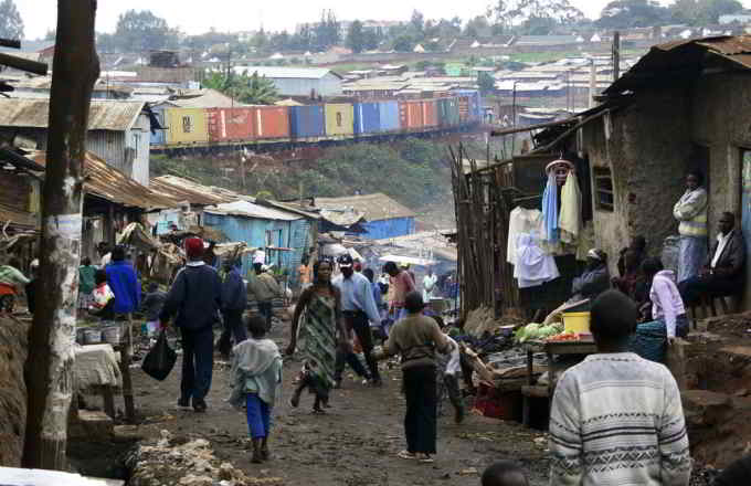 Un bidonville à Kibera au Kenya. La pauvreté reste un défi en Afrique. Photo: AMO/Colin Walker