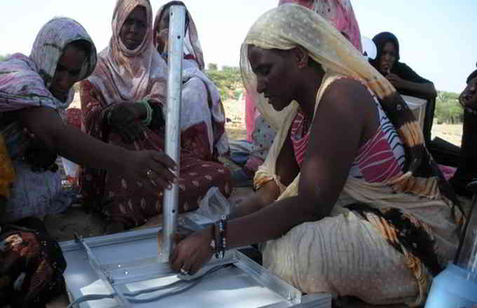 Deux femmes ingénieures solaires apportent la lumière au Cameroun