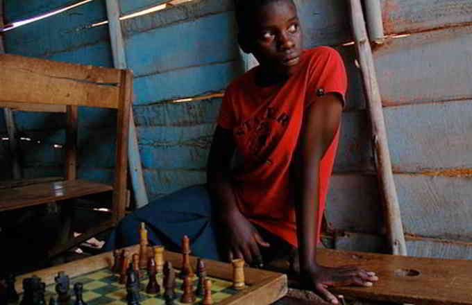 Phiona Mutesi : De fille de bas-quartier à prodige mondial d’échecs