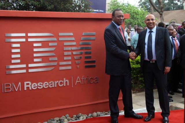 Le Président Uhuru Kenyatta et le directeur d'IBM Research-Afrique Kamal Bhattacharya