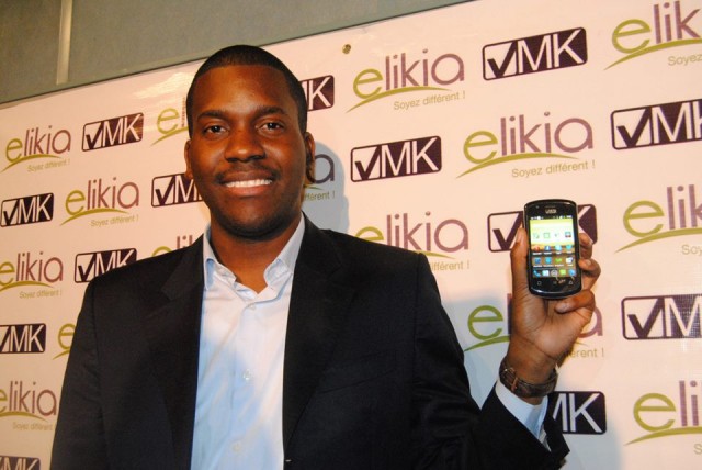 Vu00e9rone Mankou, un jeune informaticien du Congo-Brazzaville, en Afrique centrale, a mis au point un Smartphone du00e9nommu00e9 'Elikia'. 