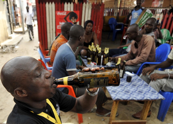 Les Africains engloutissent d'énormes quantitués d'alcools traditionnels frelatés (Vin de palme, Koutoukou, Tchapalo, Bangui, Sodabi etc.) fabriqués à partir de sorgho, de mil ou autres substances plus ou moins fermentées.