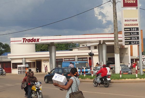Station d/essence u00e0 Ebolowa (Sud du Cameroun) 