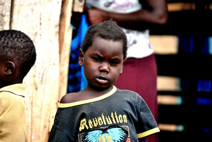 Un enfant dans un bidonville de Kampala, Ouganda | Cru00e9dits Photo : u00a9 Fragkiska Megaloudi/IRIN 