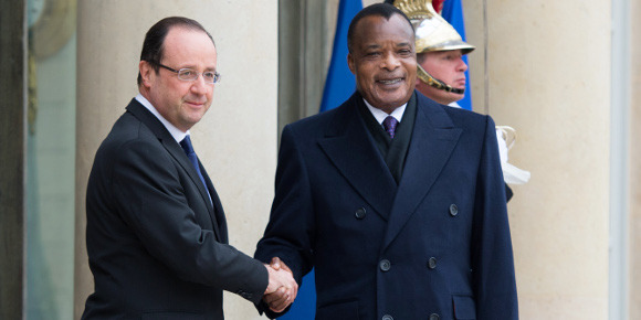   Franu00e7ois Hollande échangeant une poignée de main avec le président congolais Denis Sassou Nguesso sur le persson de l'Elysée, lundi 8 avril 2013 | Crédits Photo : Bertrand Langlois - AFP