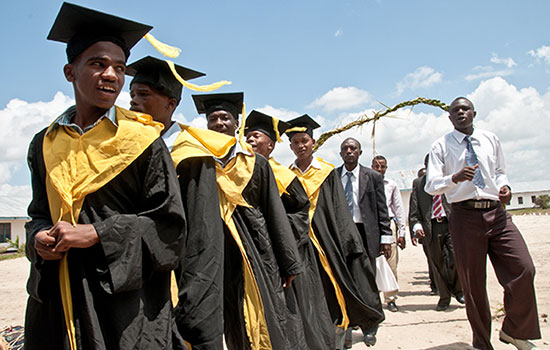 Cémonie de remise des diplômes dans un lycée de Tanzanie. Crédits Photo: Jonathan Kalan