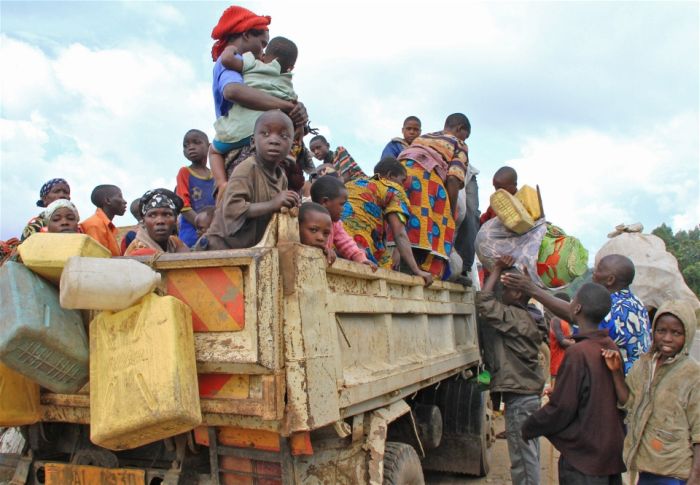 Des ru00e9fugiu00e9s congolais montant dans un camion u00e0 Bunagana, u00e0 la frontiu00e8re entre lu2019Ouganda et la RDC, fuyant les combats du groupe armu00e9 M23 | Cru00e9dits Photo : Samuel Okiror/IRIN