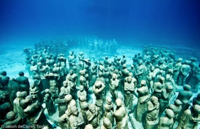 Des sculptures sous-marines pour commémorer les victimes de l'Holocauste Africain