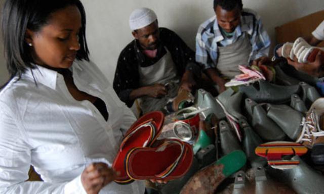  Fondée en 2005 par l'entrepreneuse éthiopienne Tilahun Bethlehem, qui voulait créer des emplois et une prospérité durable dans son pays, 'Sole Rebels' a gagné deux millions de dollars dans les ventes en 2011
