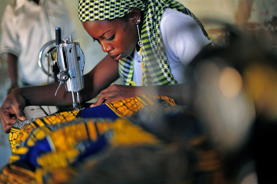 Autrefois rejetée, Sofia Adama* travaille aujourd'hui chez un tailleur installé dans le centre du Togo