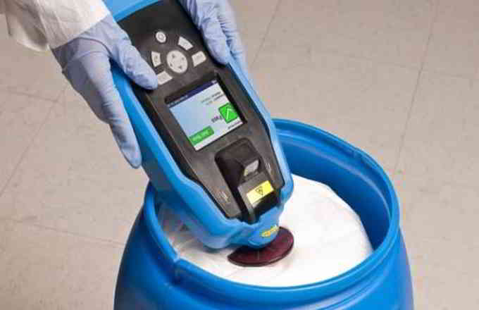 TruScan est un instrument d'analyse portable, de la taille d'un talkie-walkie, conu00e7u pour détecter les faux médicaments | Crédits Photo : Thermo Fisher Scientific